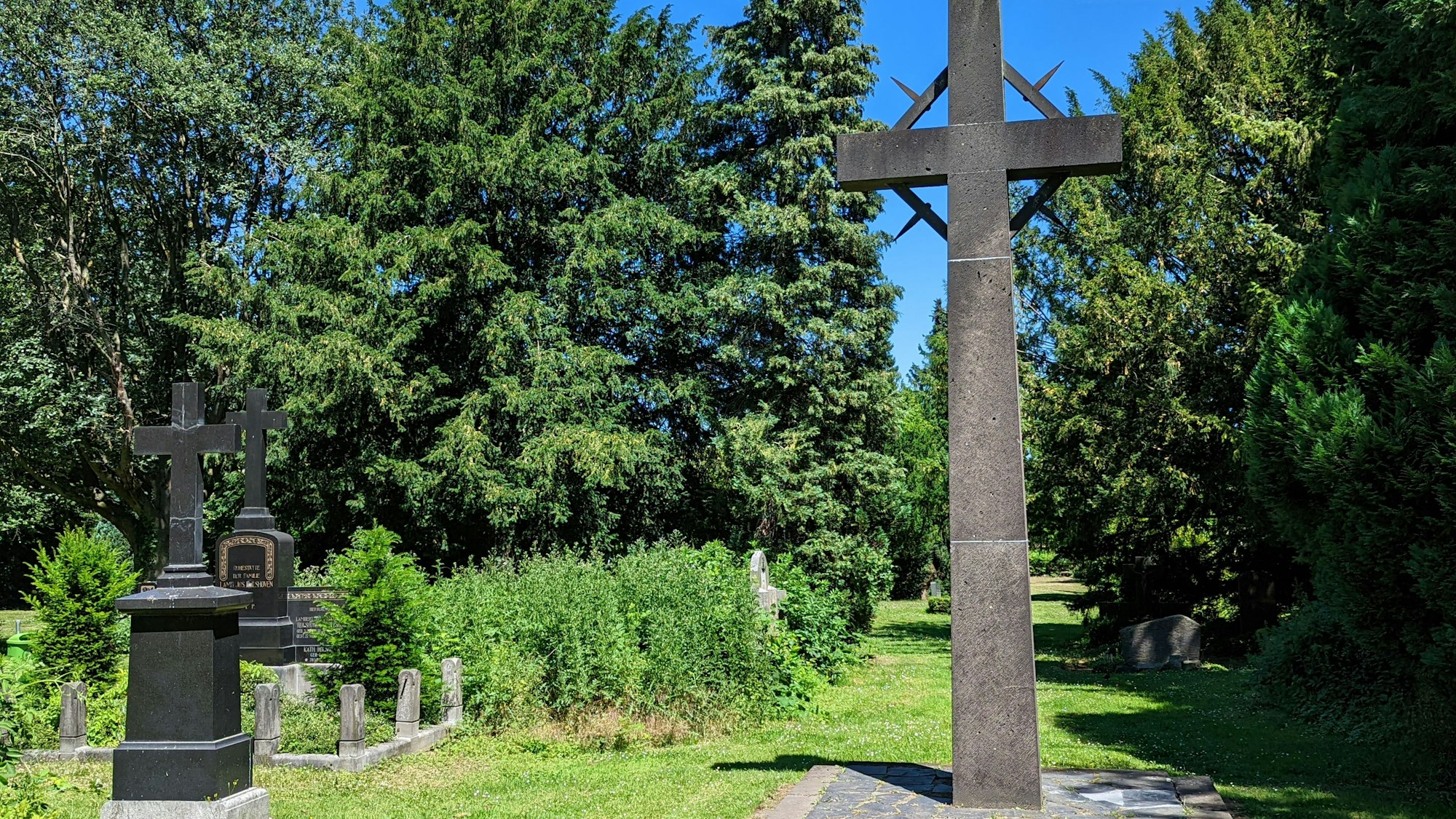 Alter Friedhof Hermülheim mit Hochkreuz