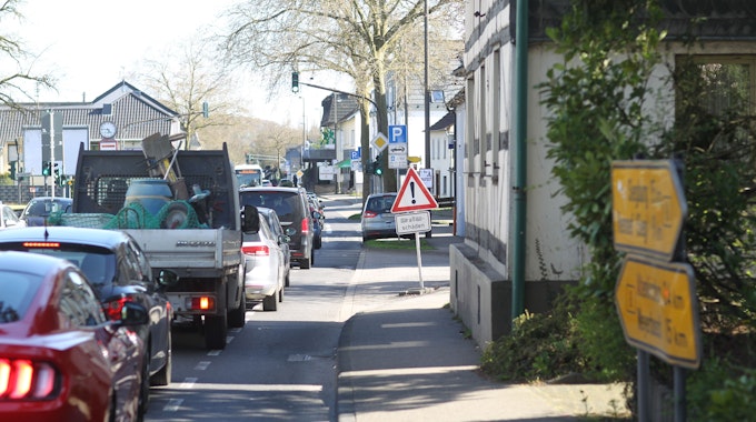 Stoßstange an Stoßstange stehen Autos auf der Westerwaldstraße