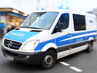 Ein Fahrzeug der Polizei bei einem Einsatz in Köln.