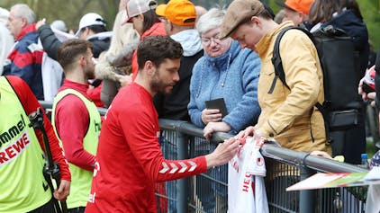 Der scheidende FC-Kapitän Jonas Hector gibt nach der Trainingseinheit am Dienstag am Geißbockheim den Fans Autogramme.