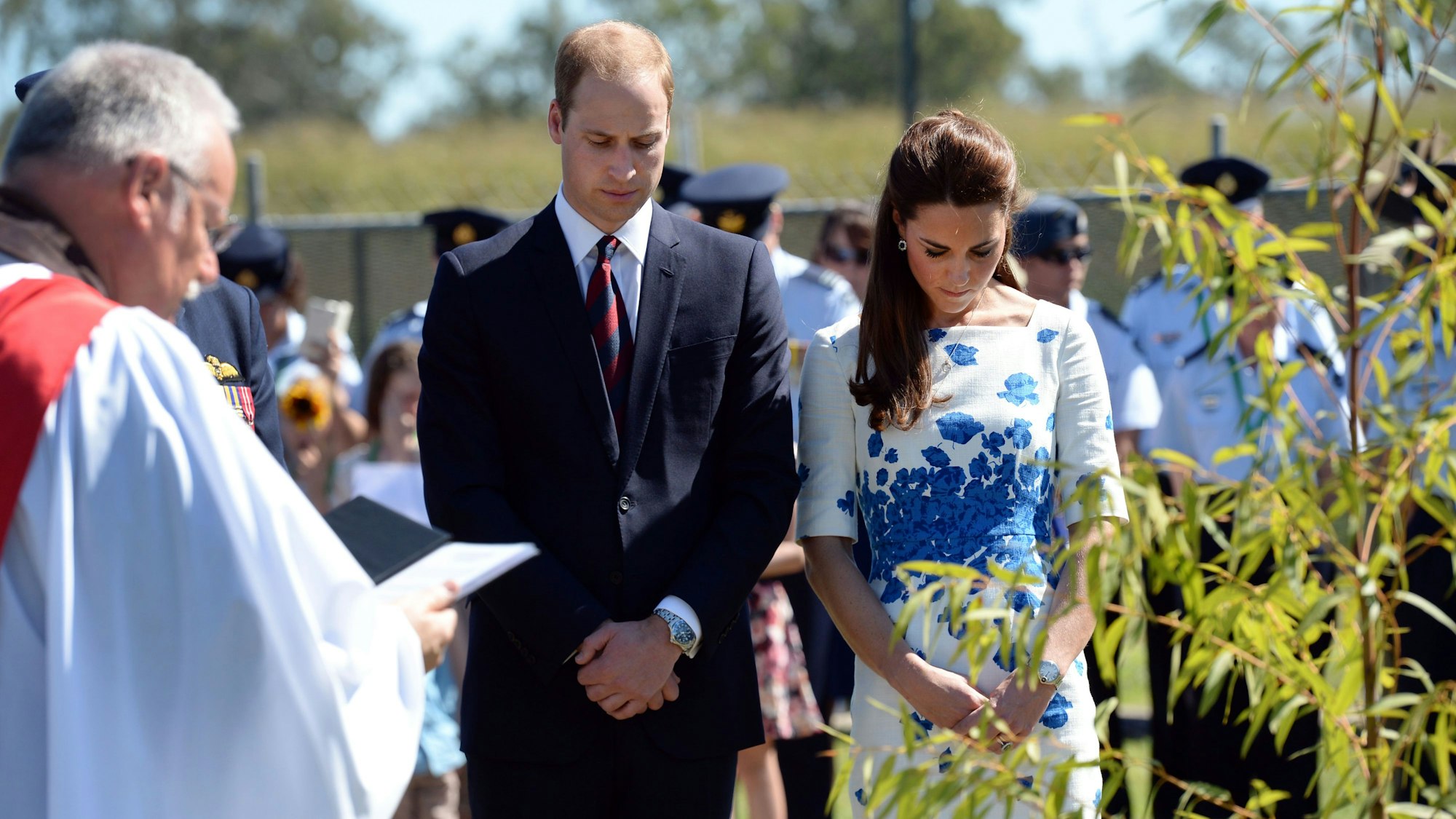 Prinz William, Herzog von Cambridge, und Catherine, Herzogin von Cambridge, verneigen sich im Gebet.