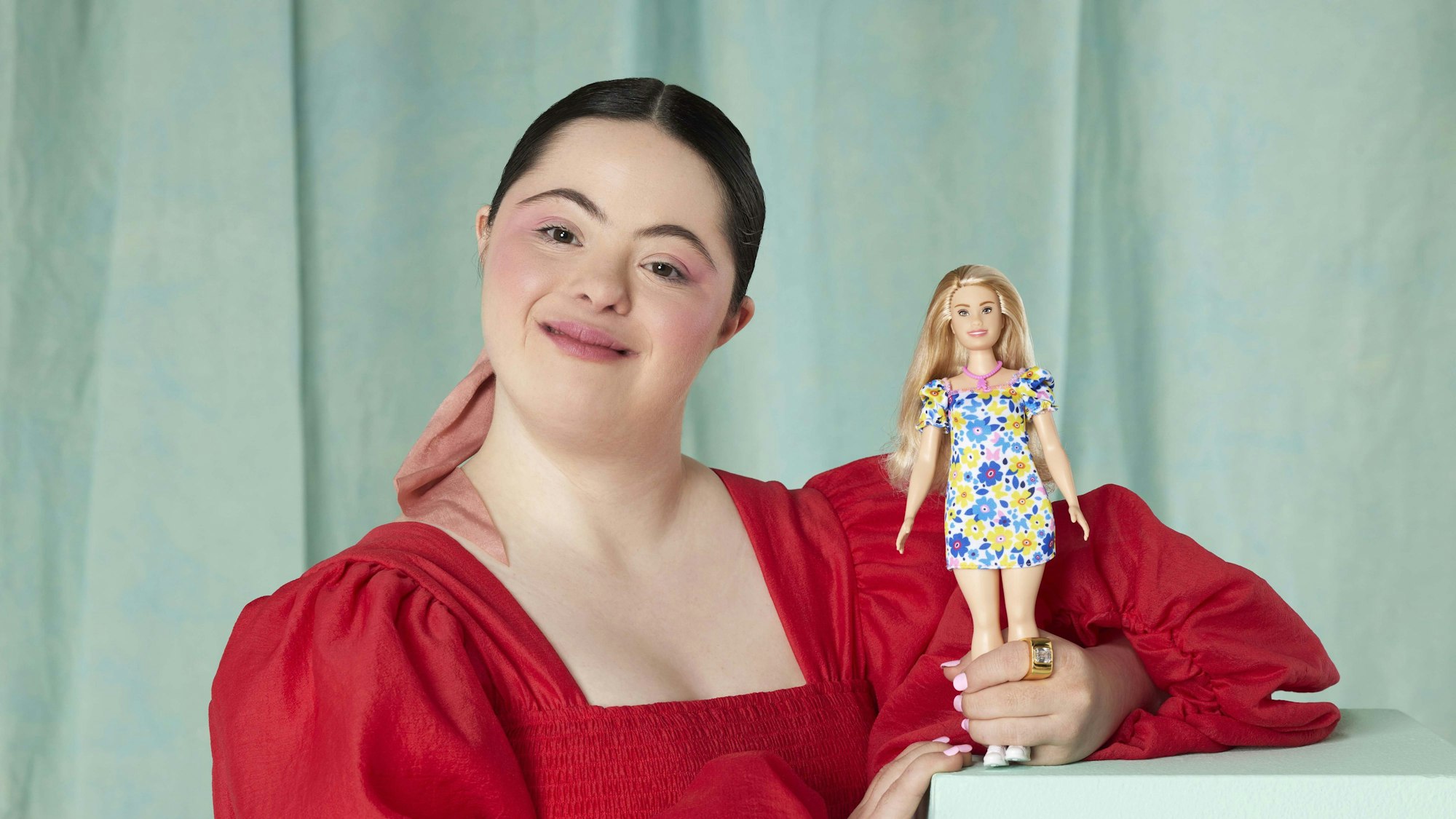 Model Ellie Goldstein posiert mit der ersten Barbie-Puppe mit Down-Syndrom.