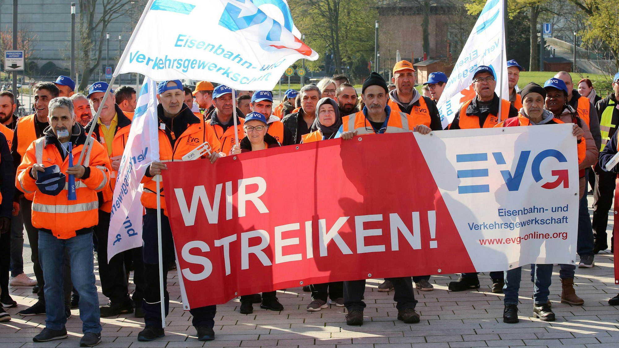 Streik von Vertreterinnen und Vertretern der Eisenbahn- und Verkehrsgewerkschaft am 21. April in Hamburg. Die Gewerkschaft hat am Dienstag, 8. Mai, neue Streiks angekündigt.