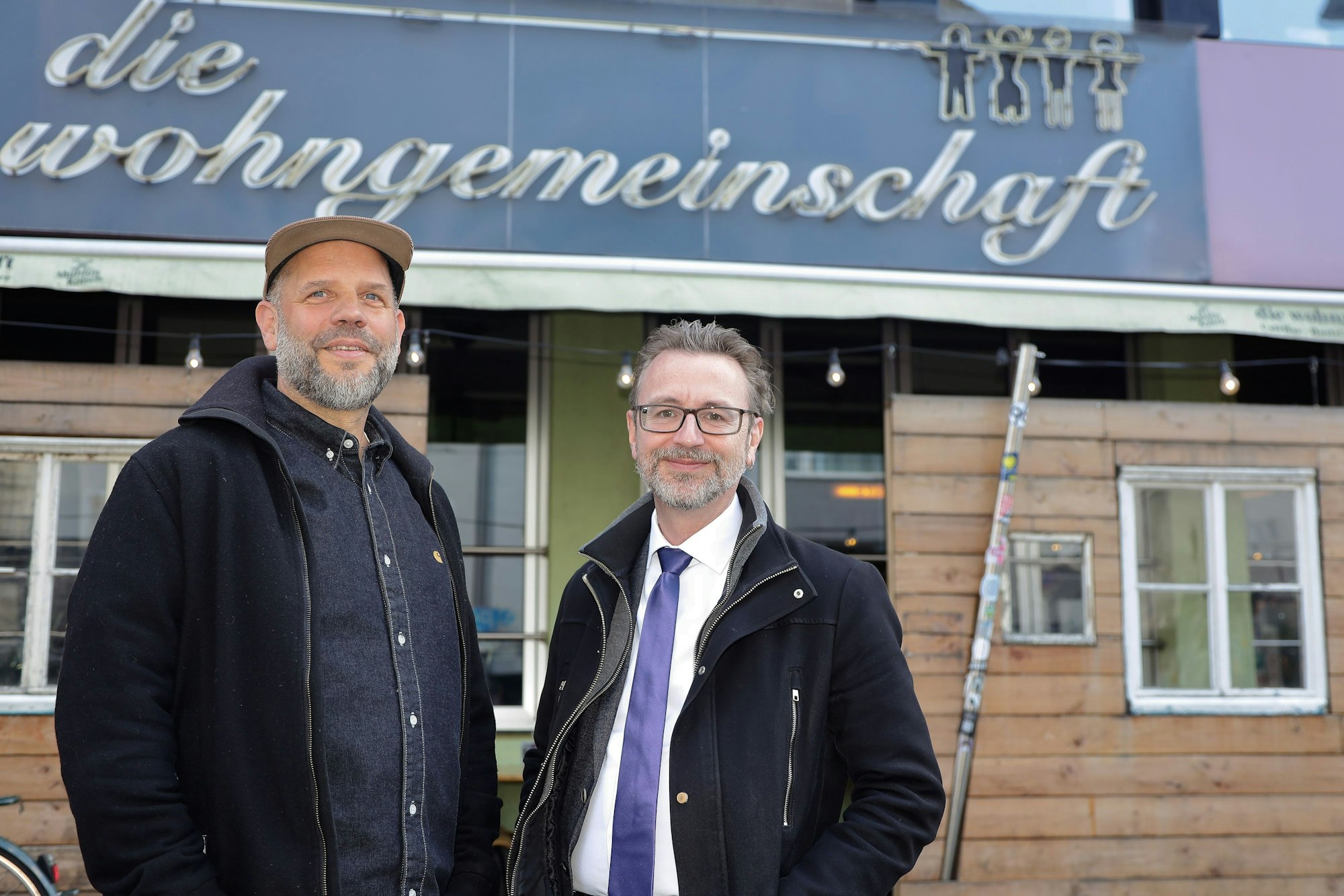 Jürgen Amann, Geschäftsführer von Köln-Tourismus, und Guido Bungart, Entwickler der App und Mitgründer der „Wohngemeinschaft“ an der Richard-Wagner-Straße vor dem Eingang der „Wohngemeinschaft“
