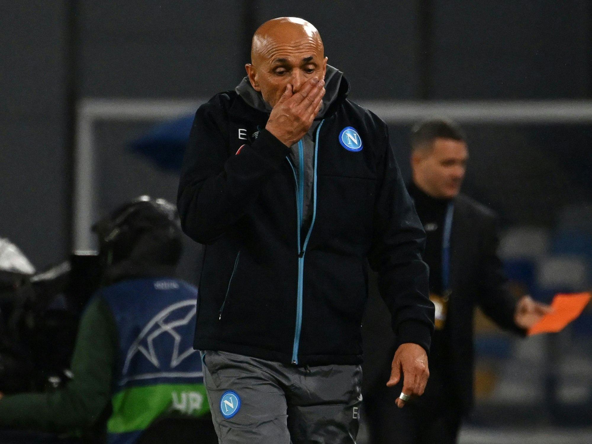 Napoli Trainer Luciano Spalletti hält geschockt eine Hand vor den Mund.