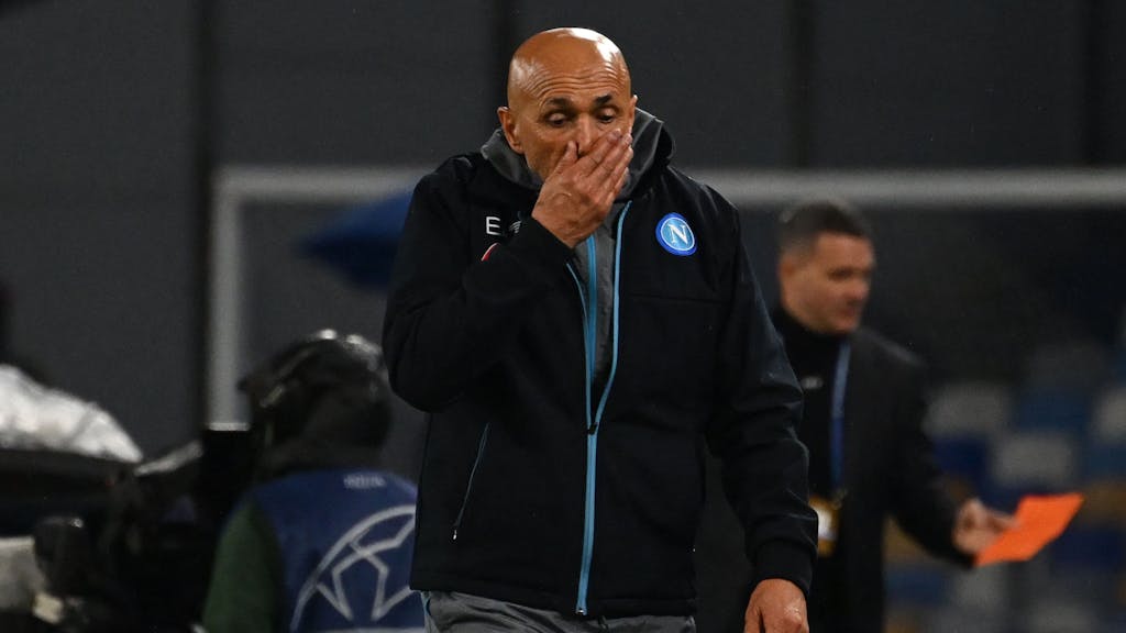 Napoli Trainer Luciano Spalletti hält geschockt eine Hand vor den Mund.