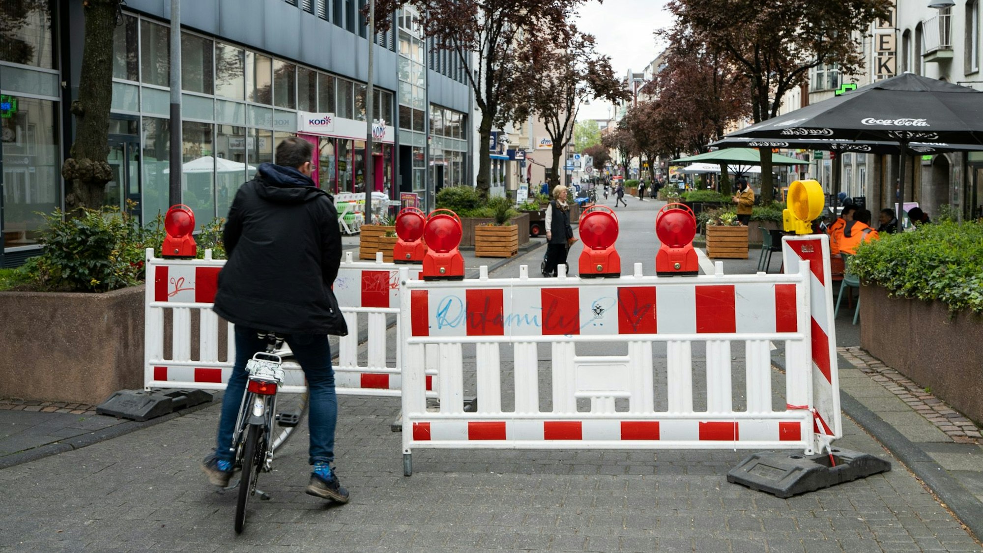 Neuerdings stellt die Stadt Absperrungen auf, um den Radverkehr auf der Deutzer Freiheit zu entschleunigen