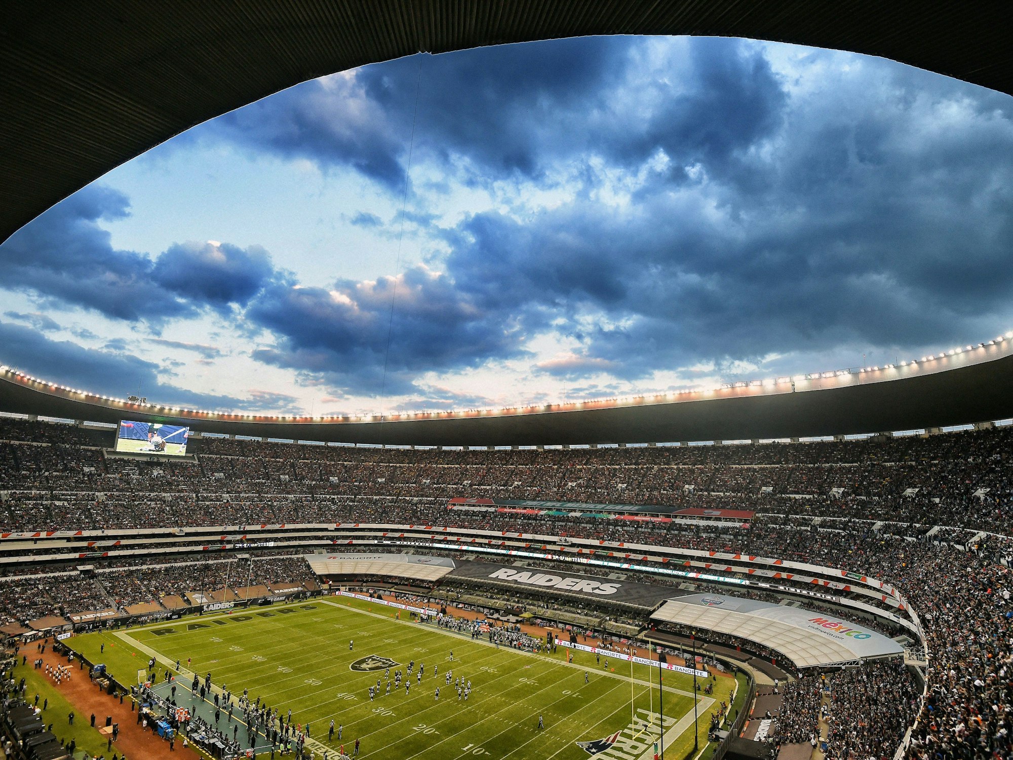 Blick auf das Aztekenstadion bei der NFL-Partie der Okland Raiders gegen die New England Patriots am 19. November 2017