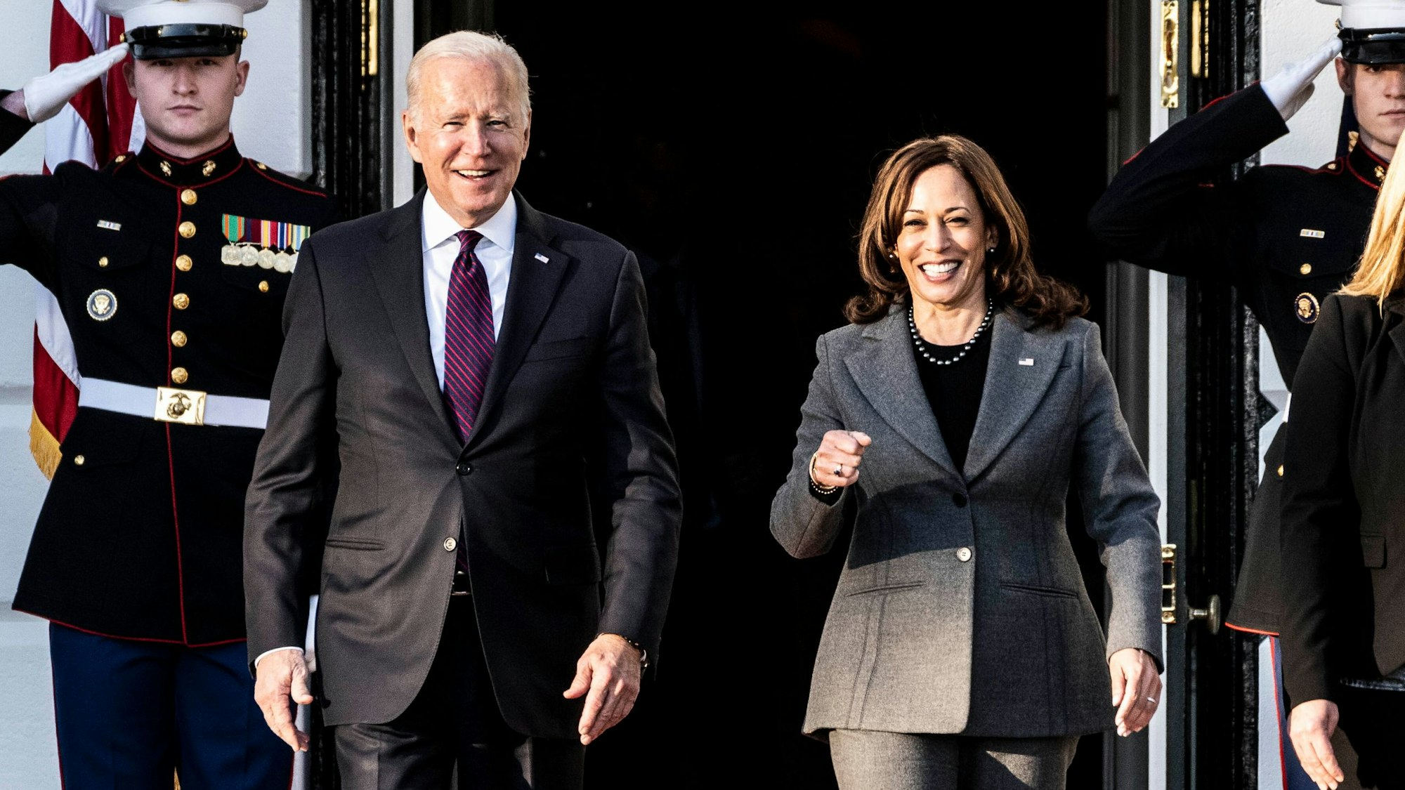 US-Präsident Joe Biden und Vize-Präsidentin Kamala Harris laufen nebeneinander.