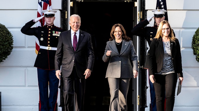 US-Präsident Joe Biden und Vize-Präsidentin Kamala Harris laufen nebeneinander.