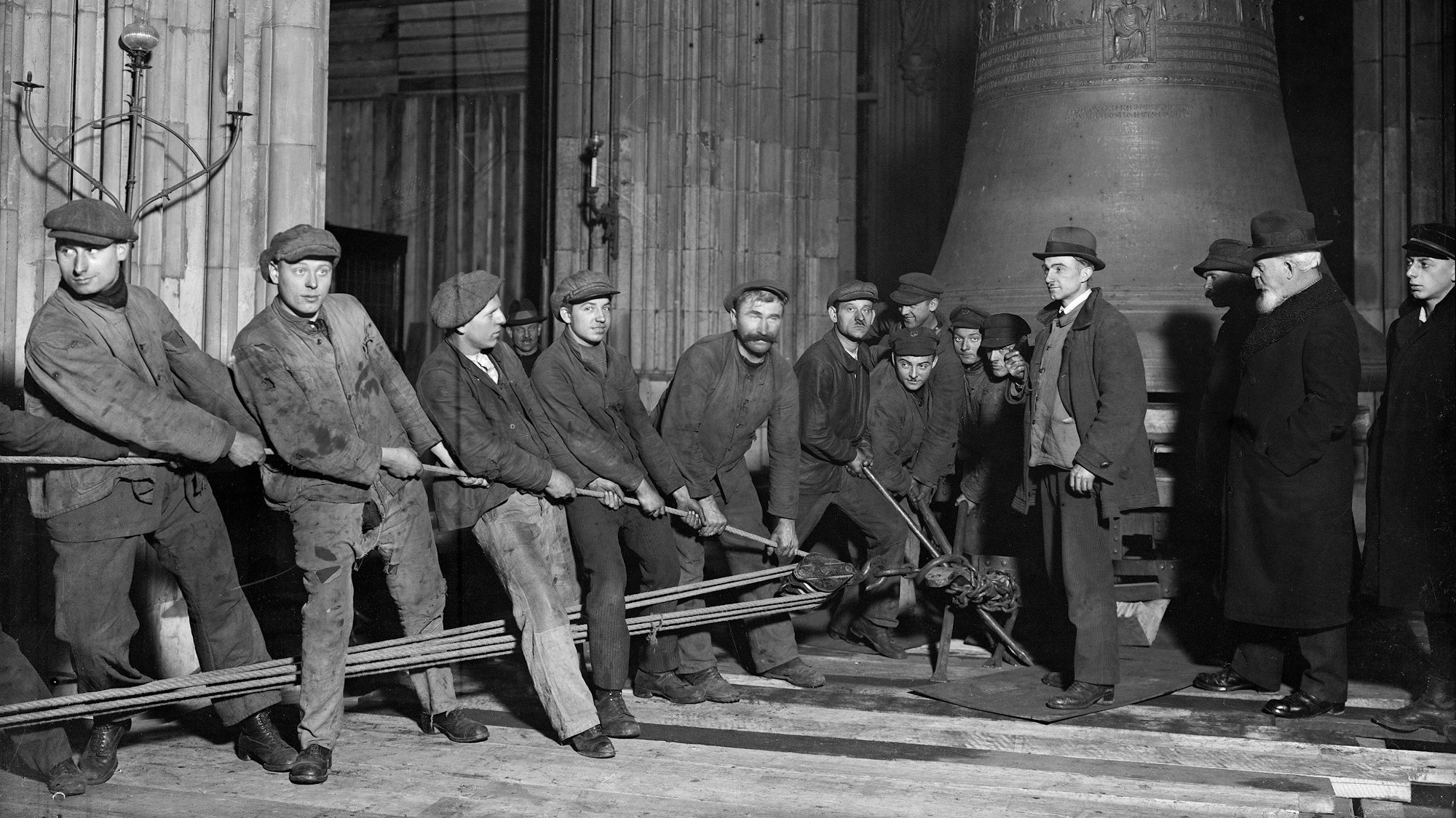 November 1924. Arbeiter bei der Ankunft des Decke Pitter im Kölner Dom.