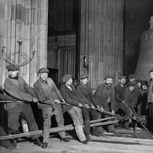 November 1924. Arbeiter bei der Ankunft des Decke Pitter im Kölner Dom.