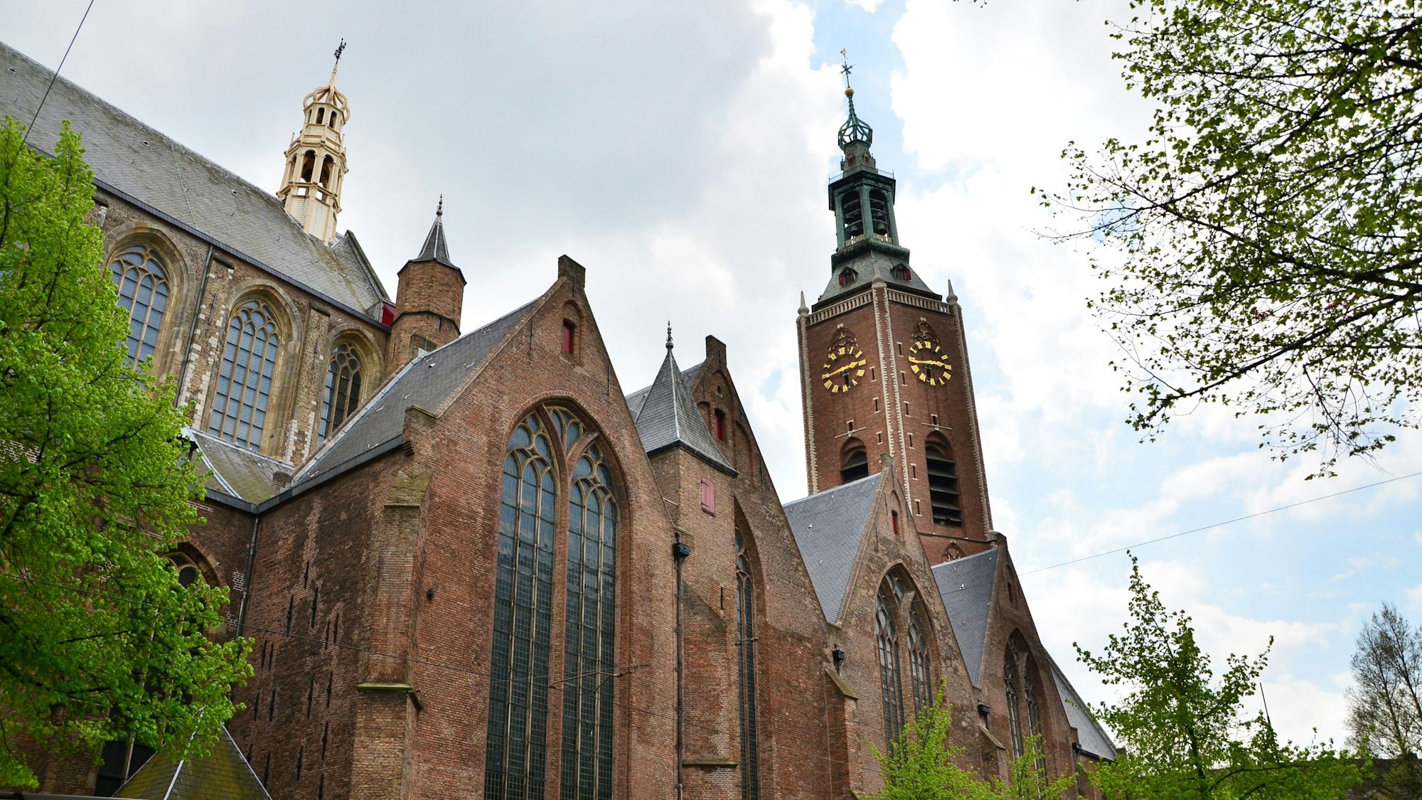 Das Foto zeigt die St. Jakobskirche in Den Haag.