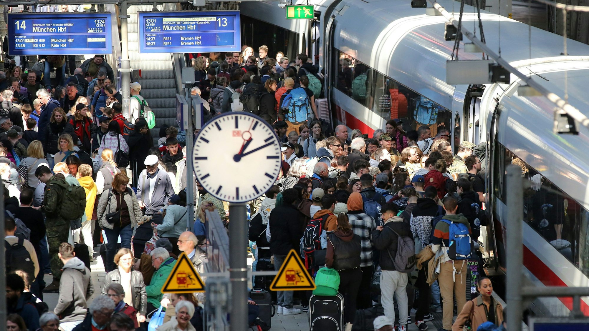 Hamburg: Reisende versuchen im Hauptbahnhof in einen ICE nach München zu steigen. Eisenbahn- und Verkehrsgewerkschaft (EVG) verhandelt wieder mit der Deutschen Bahn. Künftige Streiks sind nicht ausgeschlossen.