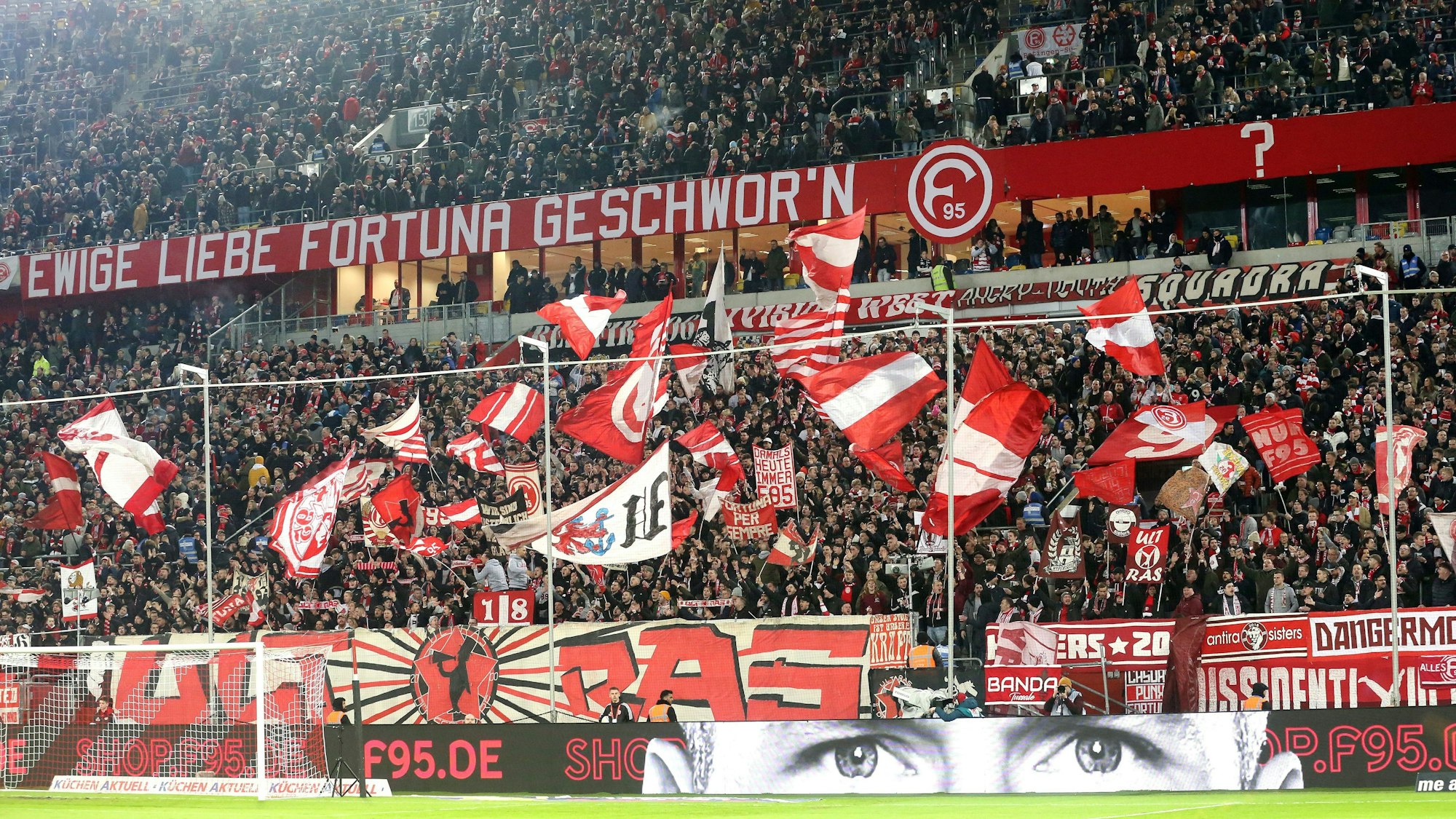 Fans von Fortuna Düsseldorf schwenken ihre Fahnen vor Spielbeginn.