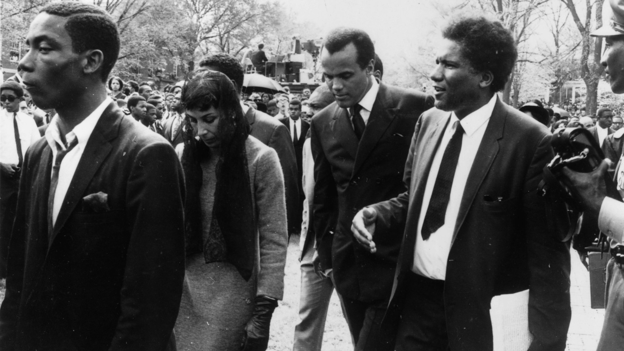 Harry Belafonte (m) bei der Beerdigung des Bürgerrechtlers Martin Luther King (1929-1968) am 9. April 1968 in Atlanta.