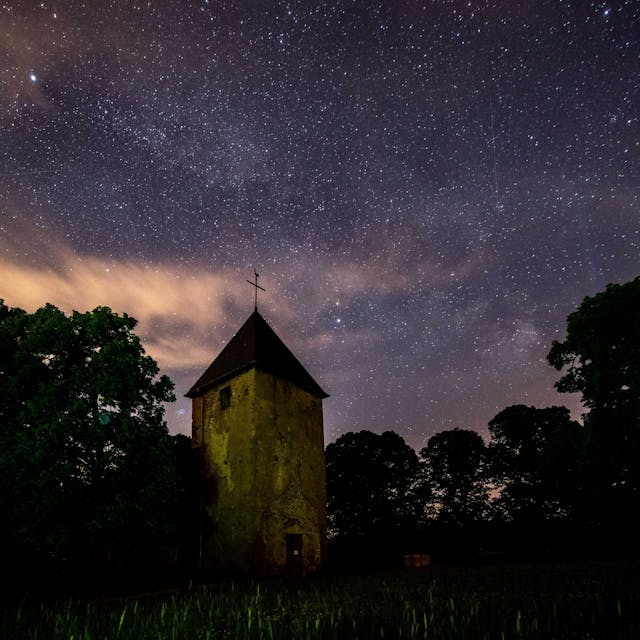 Der Sternenhimmel über der Wollseifener Kirche im Nationalpark Eifel