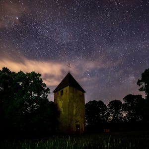 Der Sternenhimmel über der Wollseifener Kirche im Nationalpark Eifel