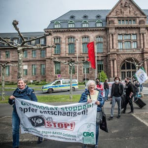 Proteste zur Bayer Hauptversammlung 2022 vor der alten Konzernzentrale