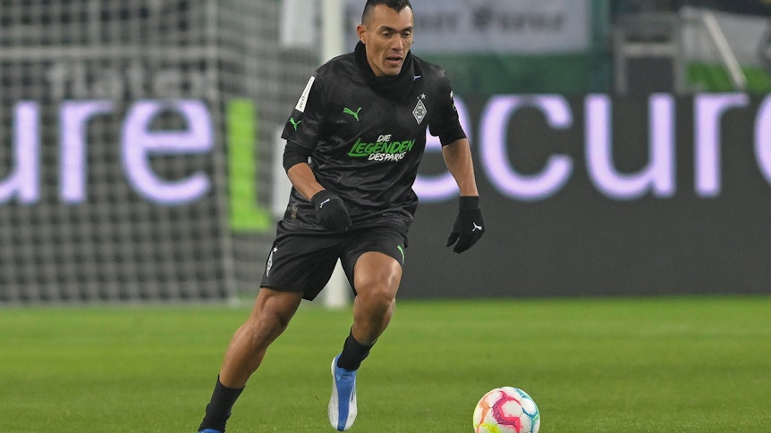 Juan Arango, hier beim Legendenspiel gegen Borussia Mönchengladbach am 17. Dezember 2022, verzauberte einst die Fans im Borussia-Park. Nun könnte sein Sohn ihm folgen.