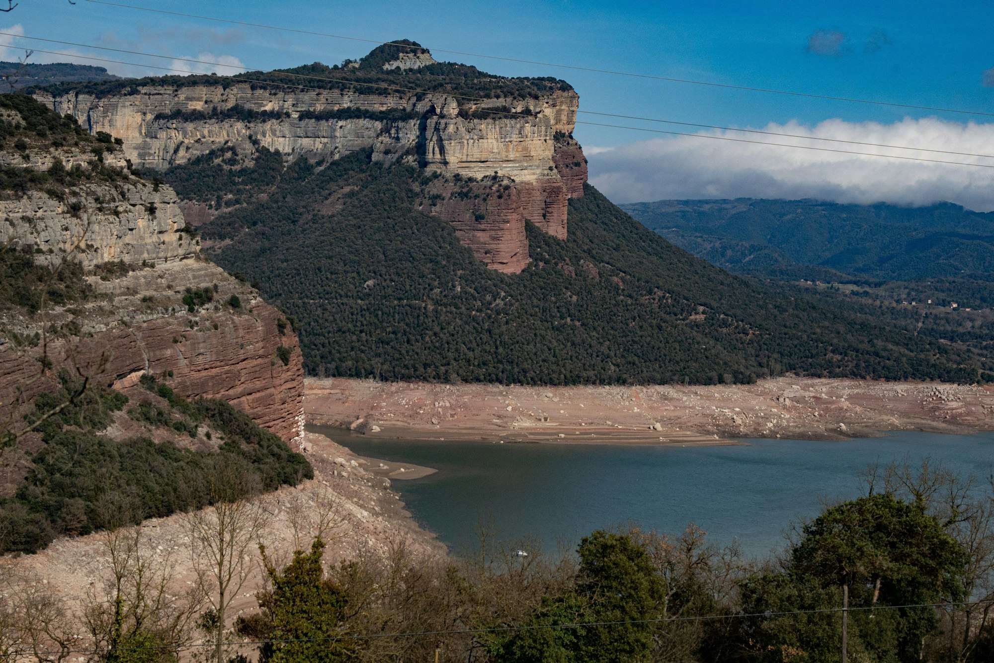 Spanien, Sau: Blick auf den Sau-Stausee in Katalonien, wo der Wasserstand aufgrund der Dürre in der Region sehr niedrig ist.