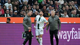 Ramy Bensebaini mit schmerzverzerrtem Gesicht am 23. April 2023 beim Bundesliga-Spiel zwischen Borussia Mönchengladbach und Union Berlin.