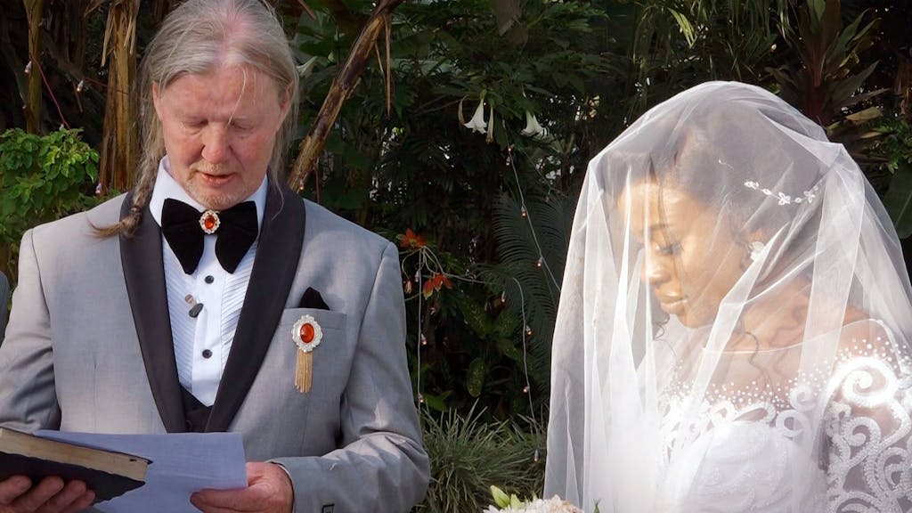Am Fuße des Kilimanjaro heiratet Rudi seine Verlobte Nangini.