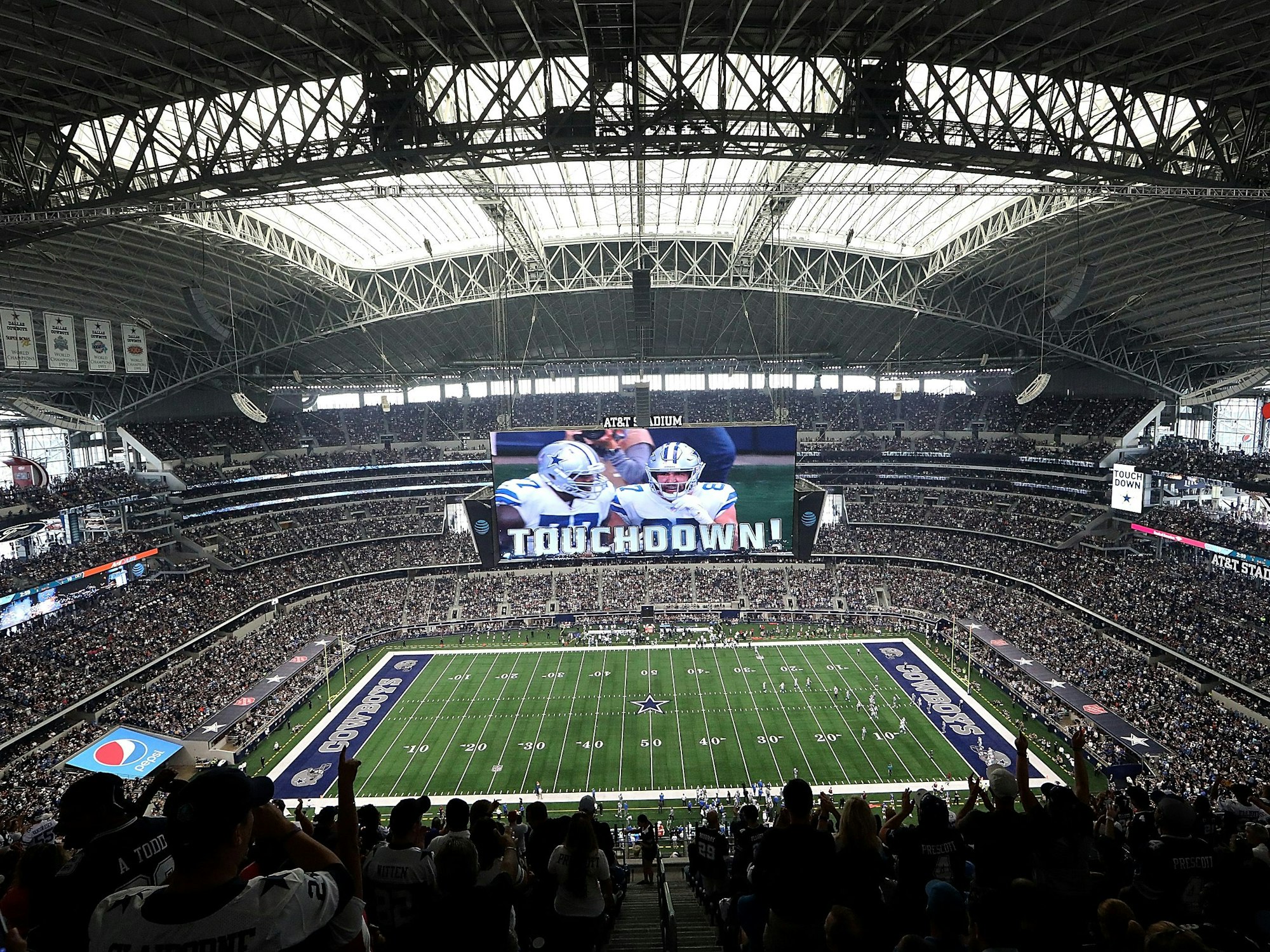 Innenansicht des AT&T Stadium während der NFL-Partie Dallas Cowboys gegen die Detroit Lions am 30. September 2018