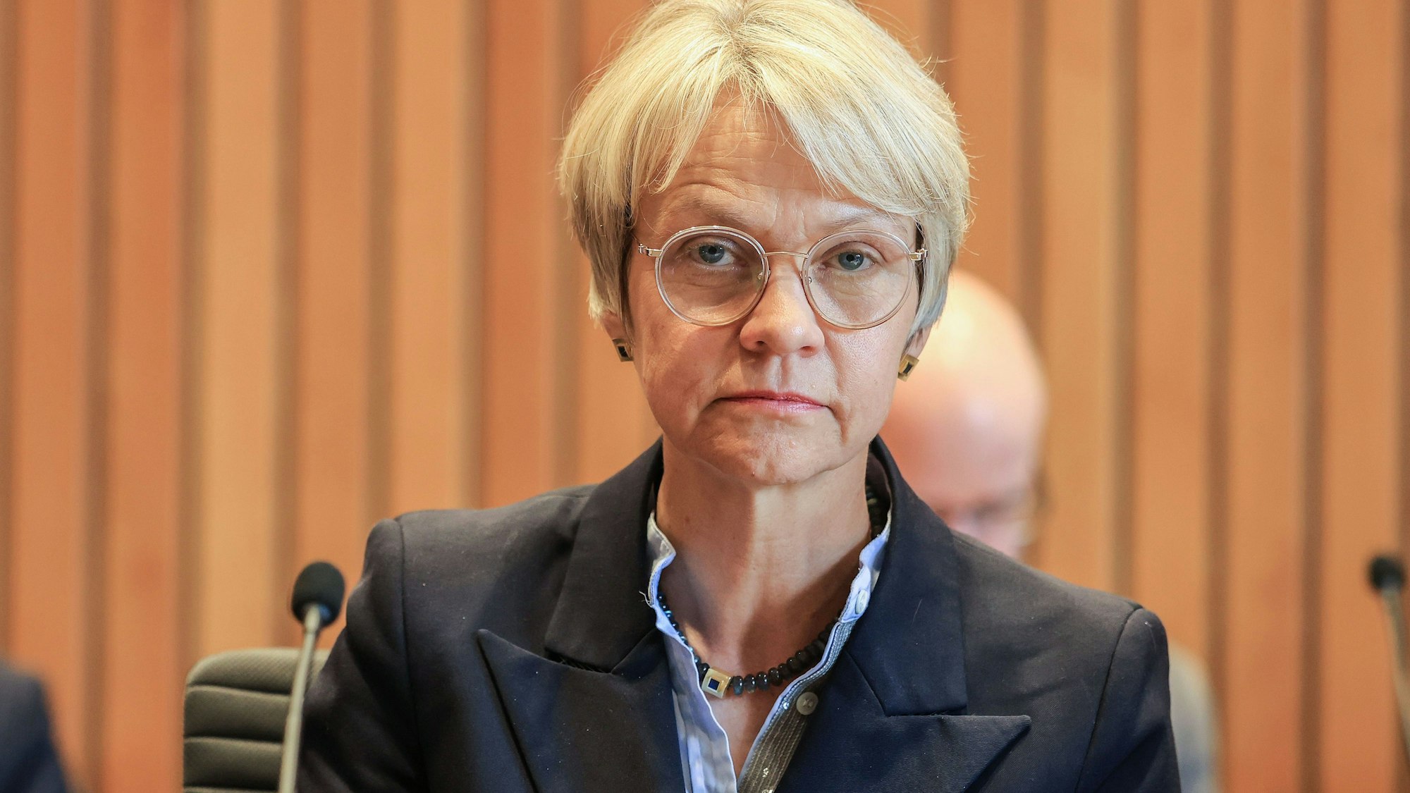 Dorothee Feller (CDU) sitzt im Schulausschuss des Landtags in Nordrhein-Westfalen.
