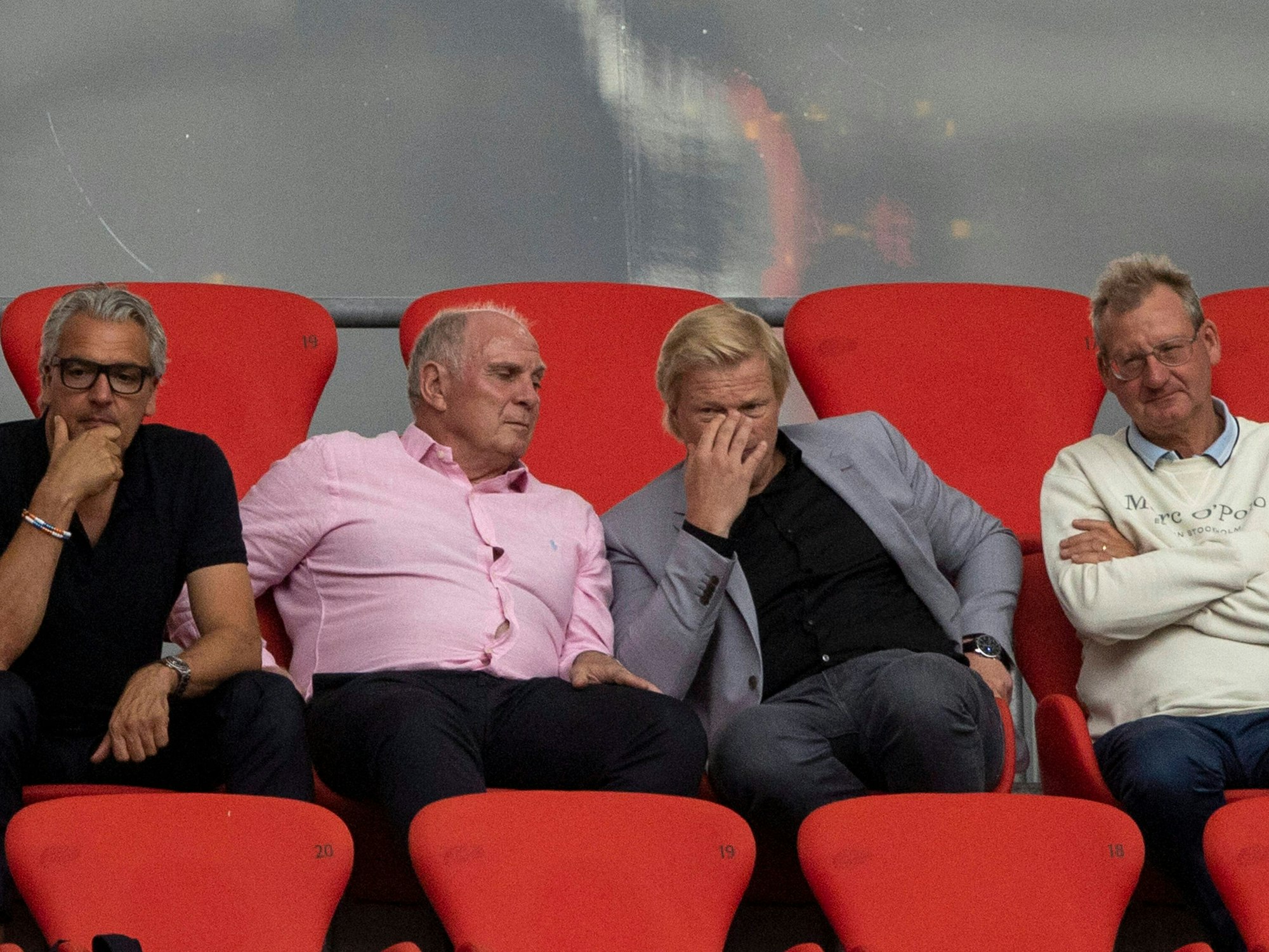 Uli Hoeneß und Oliver Kahn unterhalten sich während eines Bayern-Spiels auf der Tribüne.