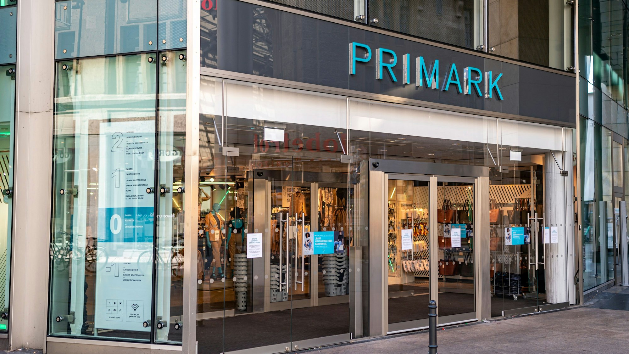Primark will in Deutschland Hunderte Stellen streichen. Das Geschäft laufe „inakzeptabel“, erklärte die irische Billigmodekette. Primarks größte Filiale in Deutschland steht am Kölner Neumarkt.
