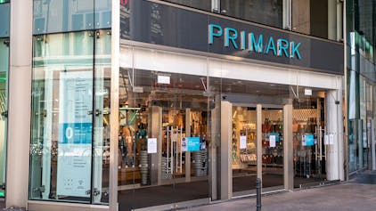 Primark will in Deutschland Hunderte Stellen streichen. Das Geschäft laufe „inakzeptabel“, erklärte die irische Billigmodekette. Primarks größte Filiale in Deutschland steht am Kölner Neumarkt.