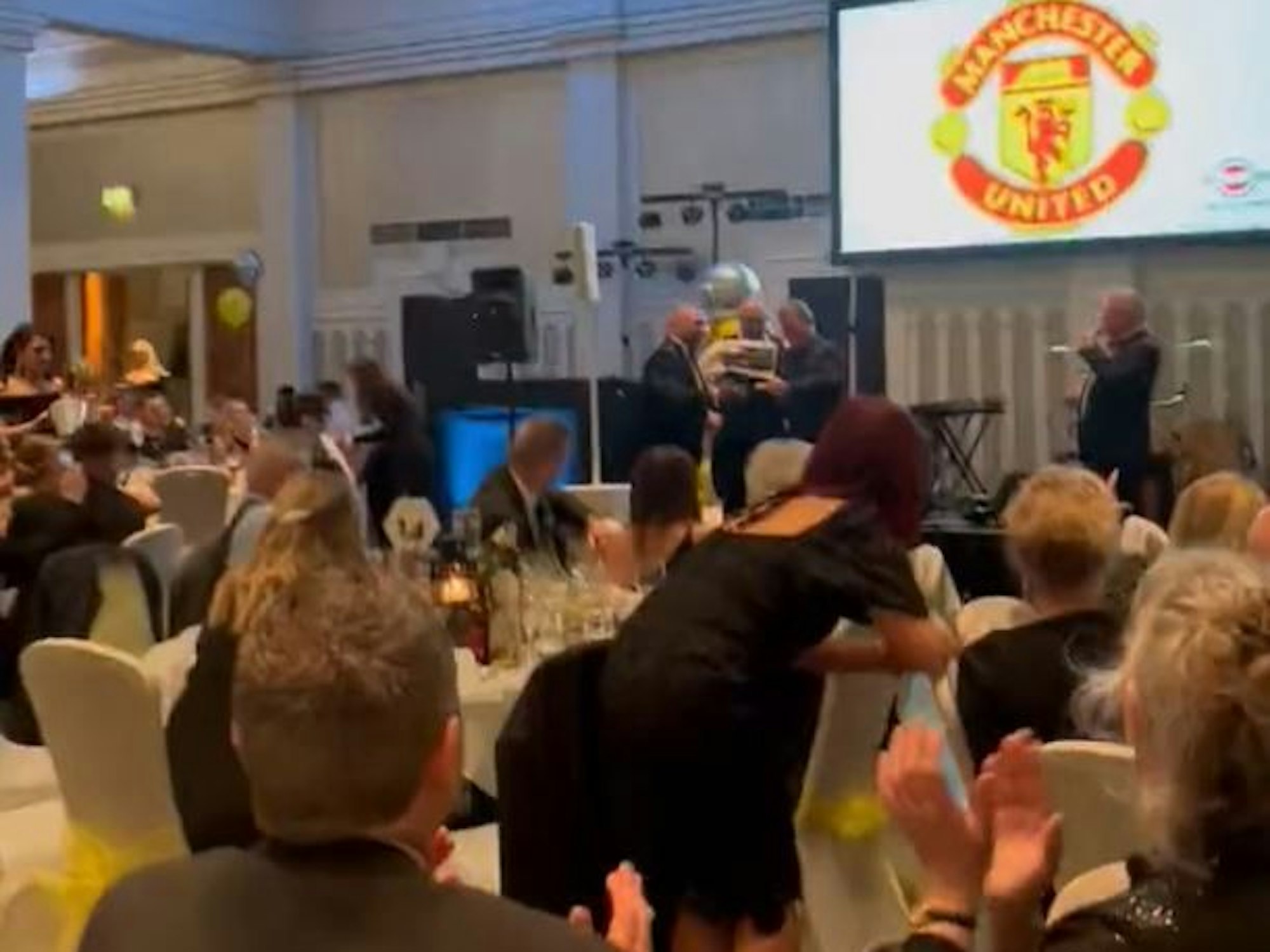 Ein Fan von Leeds United zündet bei einer Auktion Tickets von Manchester United an.