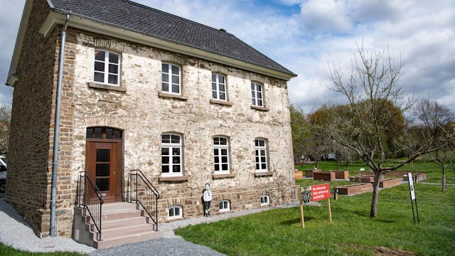 In Lindlars Freilichtmuseum hat die alte Schule von Hermesdorf einen neuen Platz gefunden.