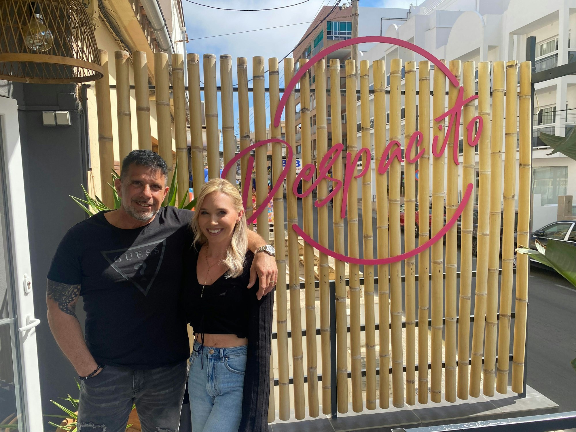 „Goodbye Deutschland“- Auswanderer Marco Gülpen mit seiner Ehefrau Tamara Gülpen vor dem Bar-Schild Despacito