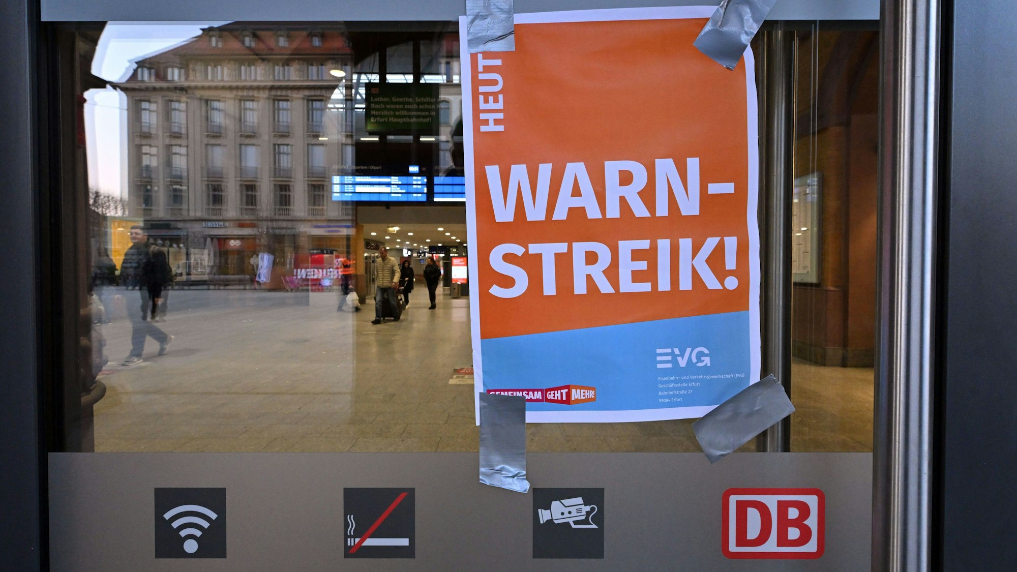 "Heute Warnstreik" steht unter dem Schriftzug "Herzlich willkommen" auf einem Plakat am Eingang zum Erfurter Hauptbahnhof.