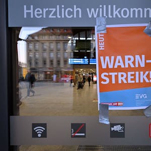 "Heute Warnstreik" steht unter dem Schriftzug "Herzlich willkommen" auf einem Plakat am Eingang zum Erfurter Hauptbahnhof.