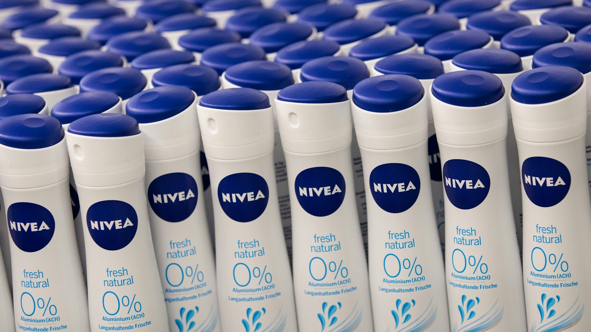 Dosen mit Deodorant von Nivea der Sorte "fresh natural 0%" ist Produktionswerk der Beiersdorf AG zu sehen.