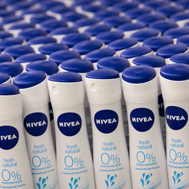 Dosen mit Deodorant von Nivea der Sorte "fresh natural 0%" ist Produktionswerk der Beiersdorf AG zu sehen.