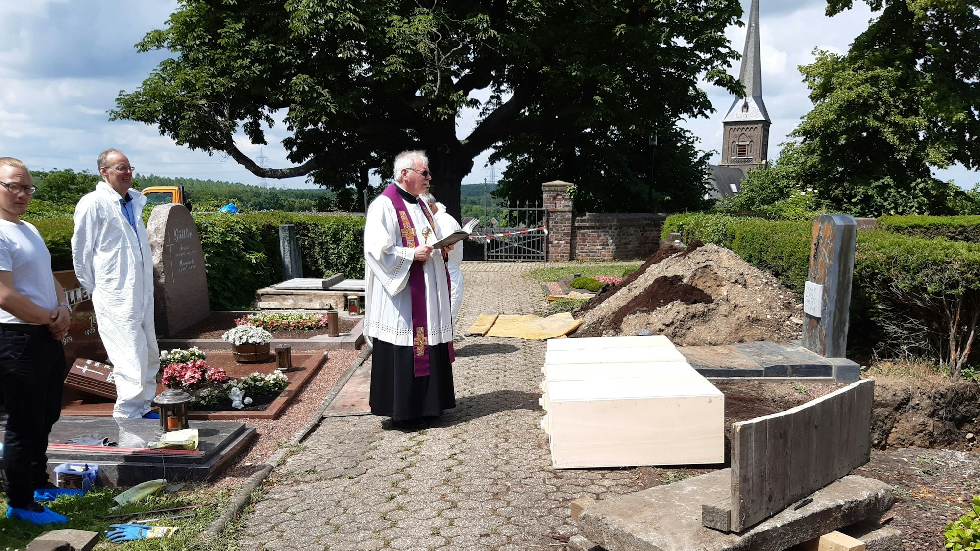 Die Krypta auf dem Friedhof Oberaußem wurde nach 50 Jahren wiederentdeckt und die Gebeine von sechs Priestern neu beigesetzt.