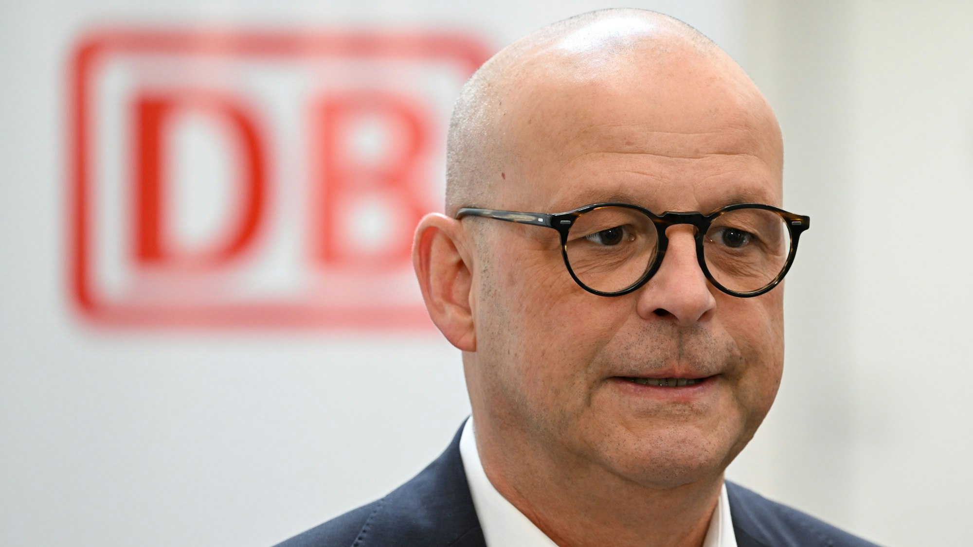 Martin Seiler, Personalvorstand der Deutschen Bahn (DB), gibt im DB-Trainingszentrum nach Beendigung der dritten Tarifrunde ein Statement ab.