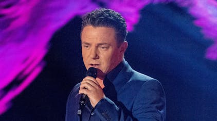 Der deutsche Musiker Stefan Mross steht in der Fernsehshow ·Das große Schlagerjubiläum 2022" in Leipzig auf der Bühne.