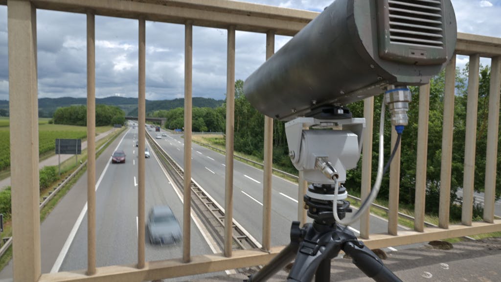 Der neu entwickelte Handy-Blitzer „Monocam“ auf einer Brücke über der A602 bei Kenn.