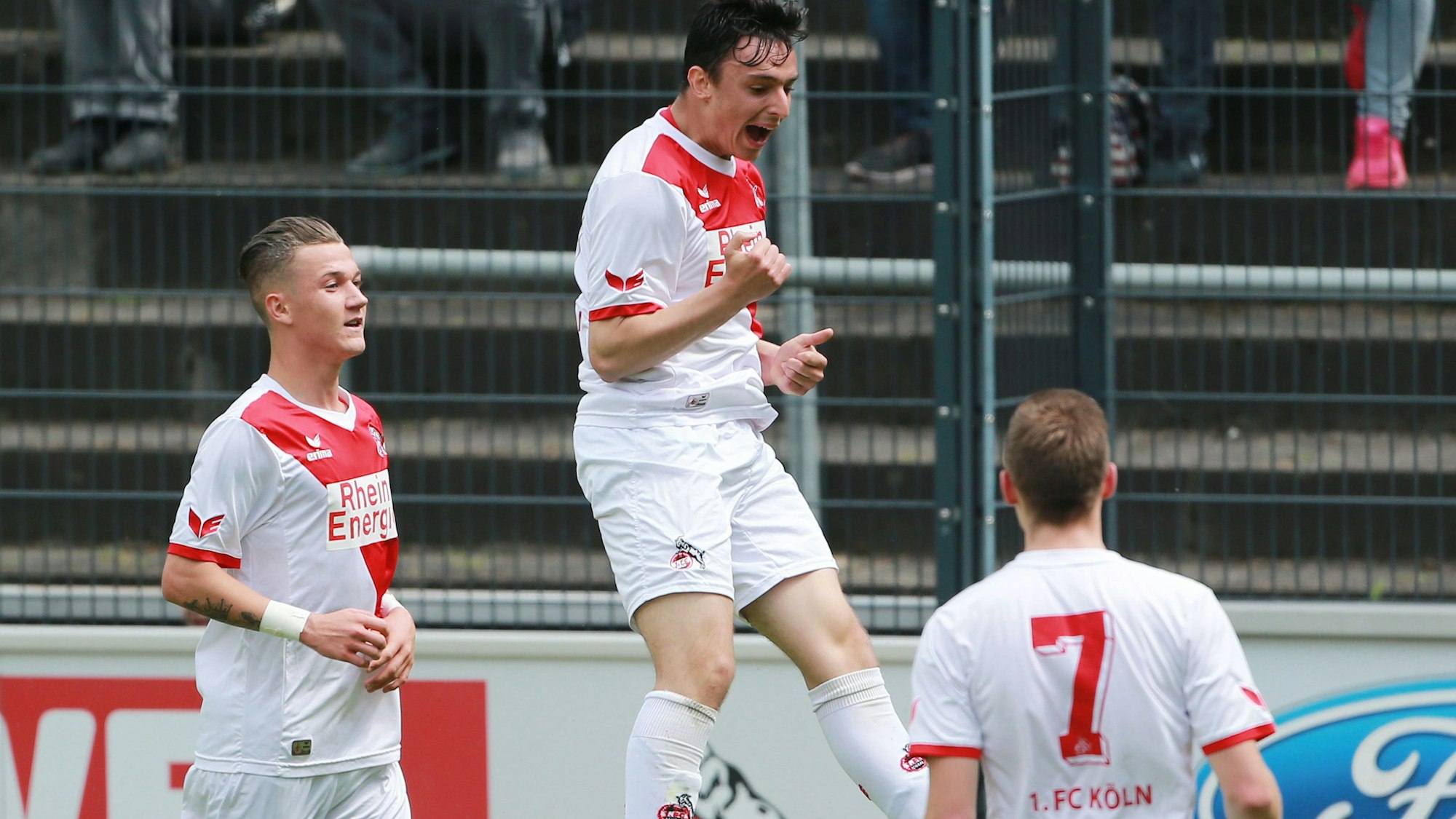 1. FC Köln U21 - FC Hennef05
Regionalliga

Mitte: Vojno Jesic (1.FC Köln) bejubelt sein Tor zum 1:0


16.05.2015
Herbert Bucco



