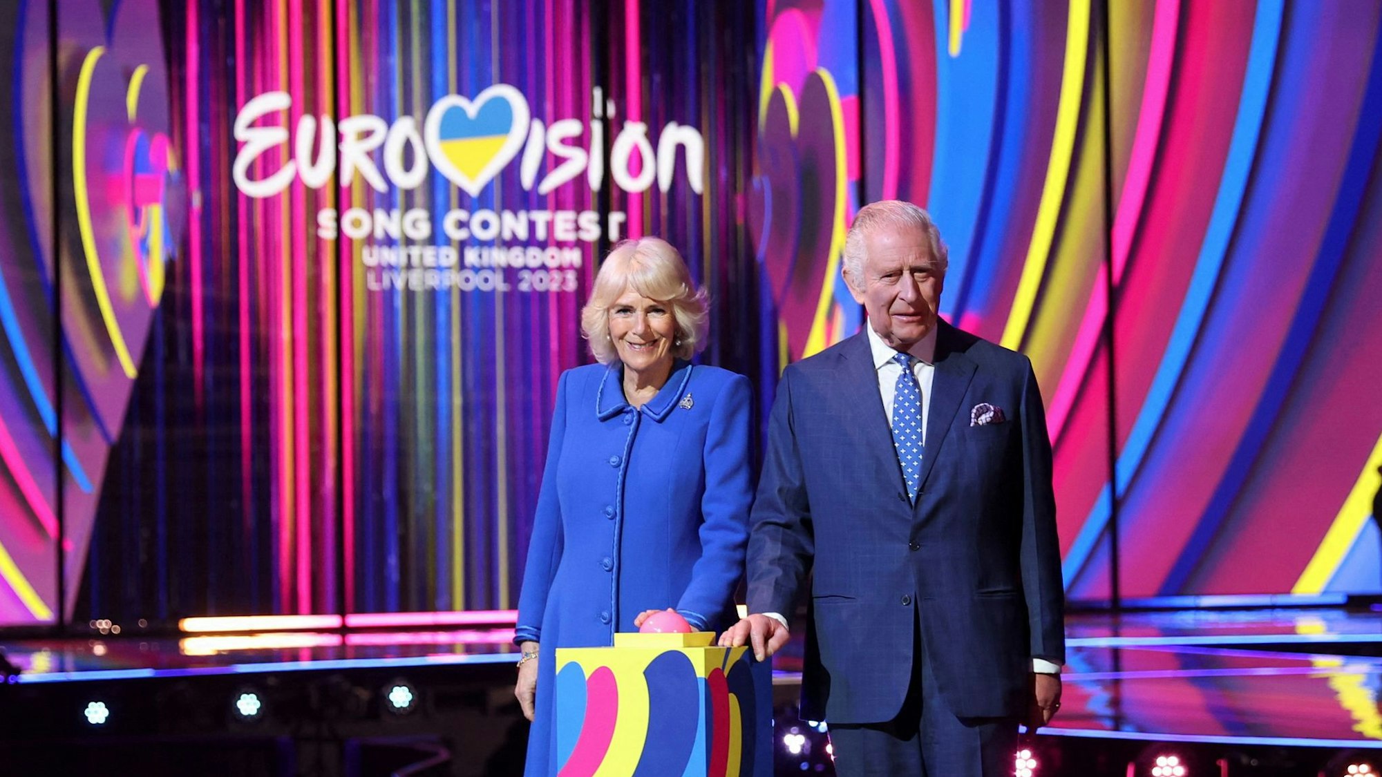 Der britische König Charles III. und seine Frau Königin Camilla nach dem Einschalten der Bühnenbeleuchtung bei ihrem Besuch der M&S Bank Arena in Liverpool, dem Austragungsort des diesjährigen Eurovision Song Contest, am 26. April 2023 in Liverpool.