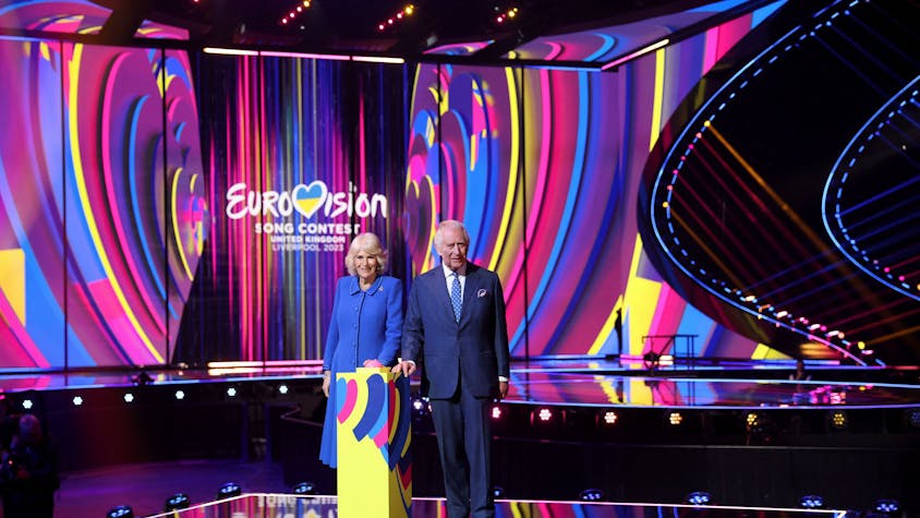 Der britische König Charles III. und seine Frau Königin Camilla nach dem Einschalten der Bühnenbeleuchtung bei ihrem Besuch der M&amp;S Bank Arena in Liverpool, dem Austragungsort des diesjährigen Eurovision Song Contest, am 26. April 2023 in Liverpool.