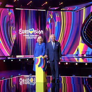 Der britische König Charles III. und seine Frau Königin Camilla nach dem Einschalten der Bühnenbeleuchtung bei ihrem Besuch der M&amp;S Bank Arena in Liverpool, dem Austragungsort des diesjährigen Eurovision Song Contest, am 26. April 2023 in Liverpool.