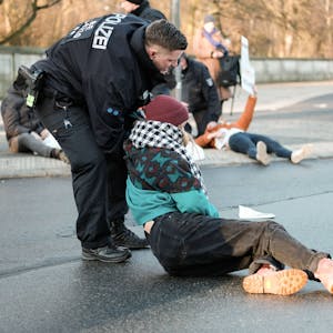 Klimaaktivistin Maja W. bei einer Blockade-Aktion der Gruppe „Letzte Generation“ am 1. März in Berlin.