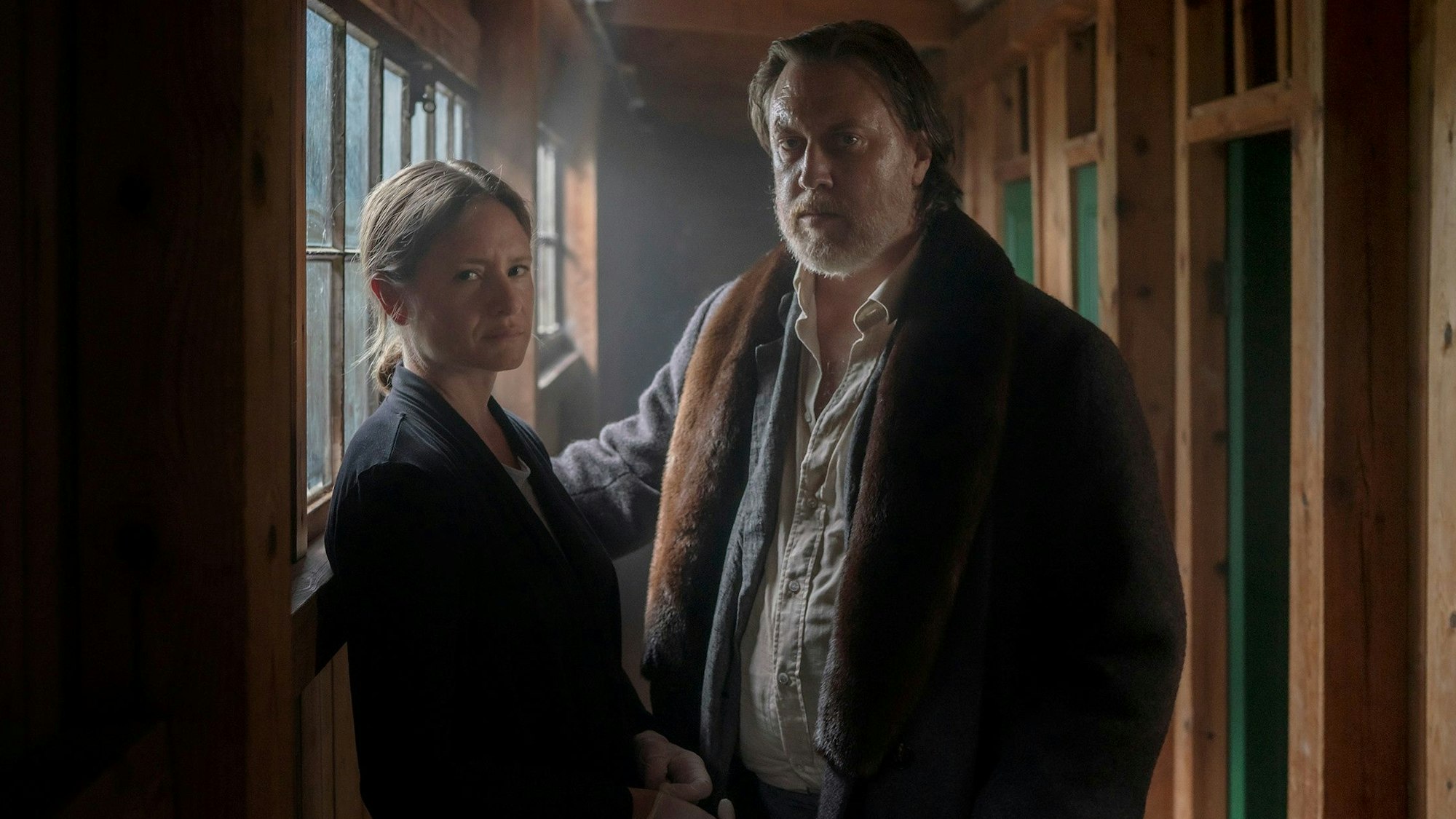 Ellie Stocker (Julia Jentsch) und Gedeon Winter (Nicholas Ofczarek) stehen in einem lichtdurchfluteten Raum.