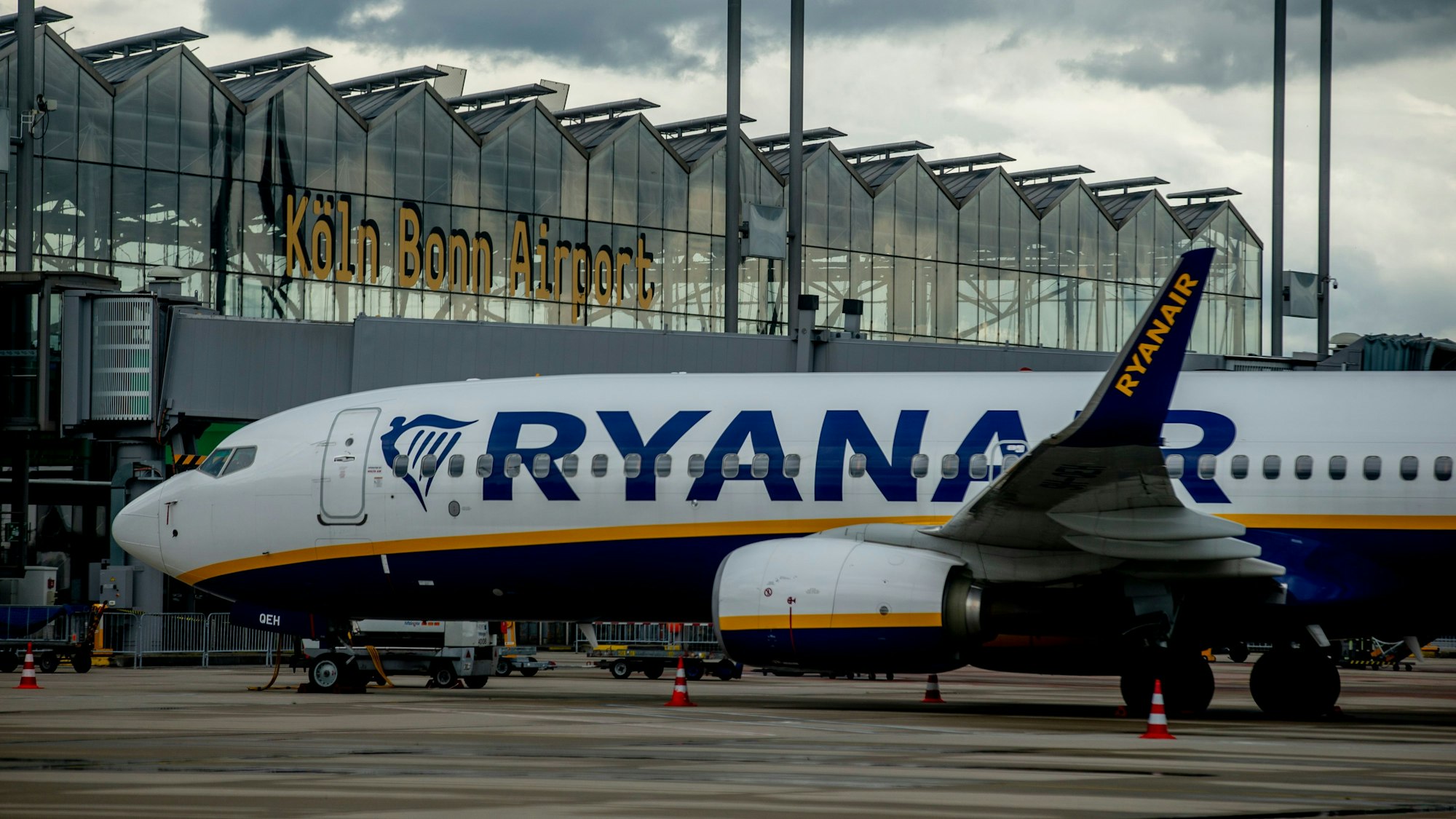 Eine Ryanair-Maschine steht am Flughafen Köln/Bonn.